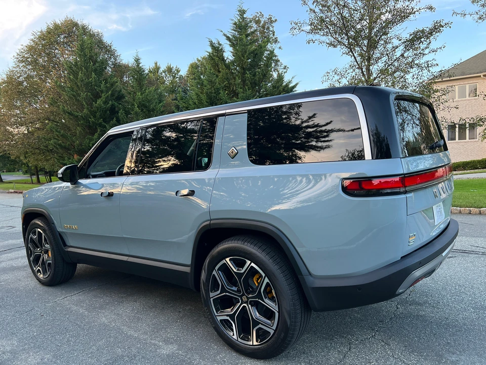 2023 Rivian R1S - Image 8 of 31