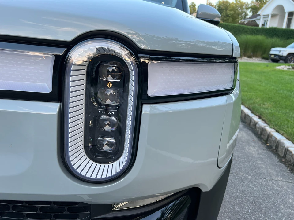 2023 Rivian R1S - Image 18 of 31