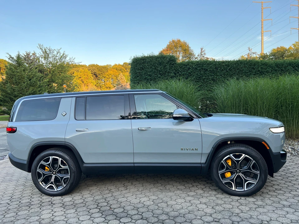 2023 Rivian R1S - Image 14 of 31