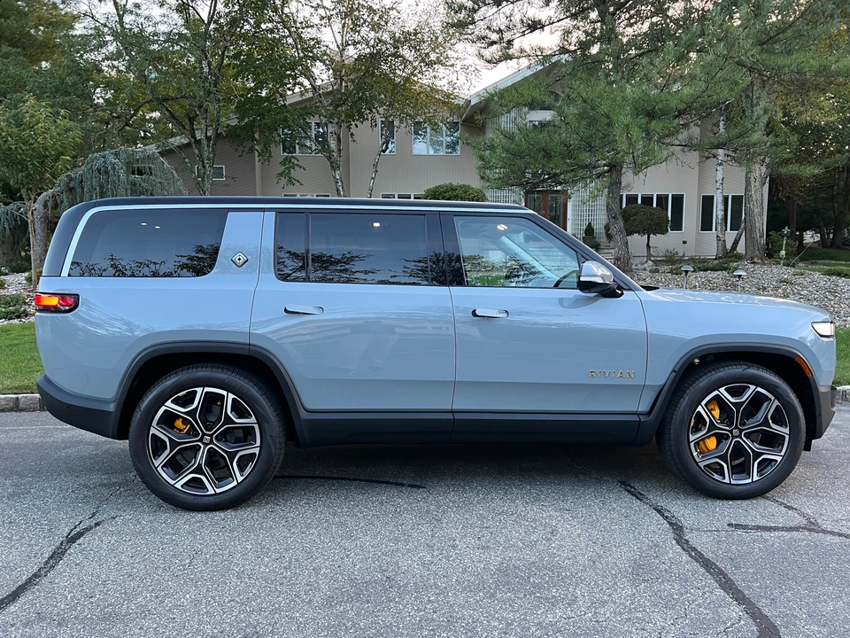 2023 Rivian R1S - Image 12 of 31