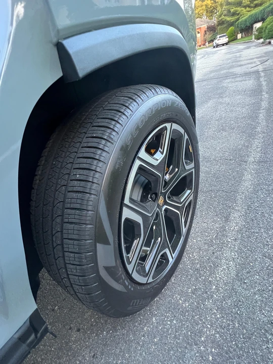 2023 Rivian R1S - Image 28 of 31
