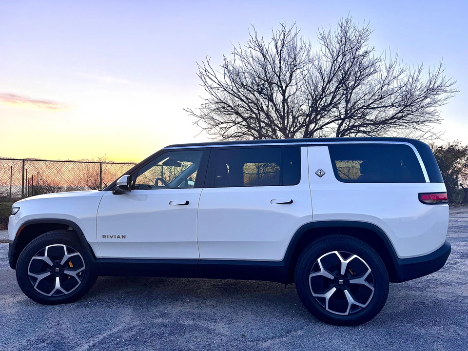 2023 Rivian R1S - Image 10 of 31