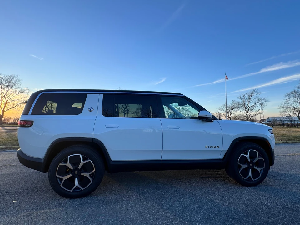 2023 Rivian R1S - Image 22 of 31