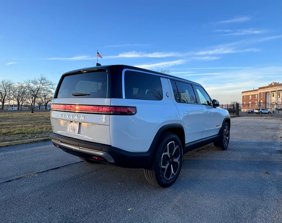 2023 Rivian R1S - Image 19 of 31