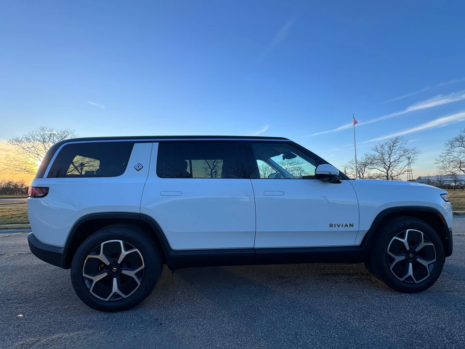 2023 Rivian R1S - Image 23 of 31