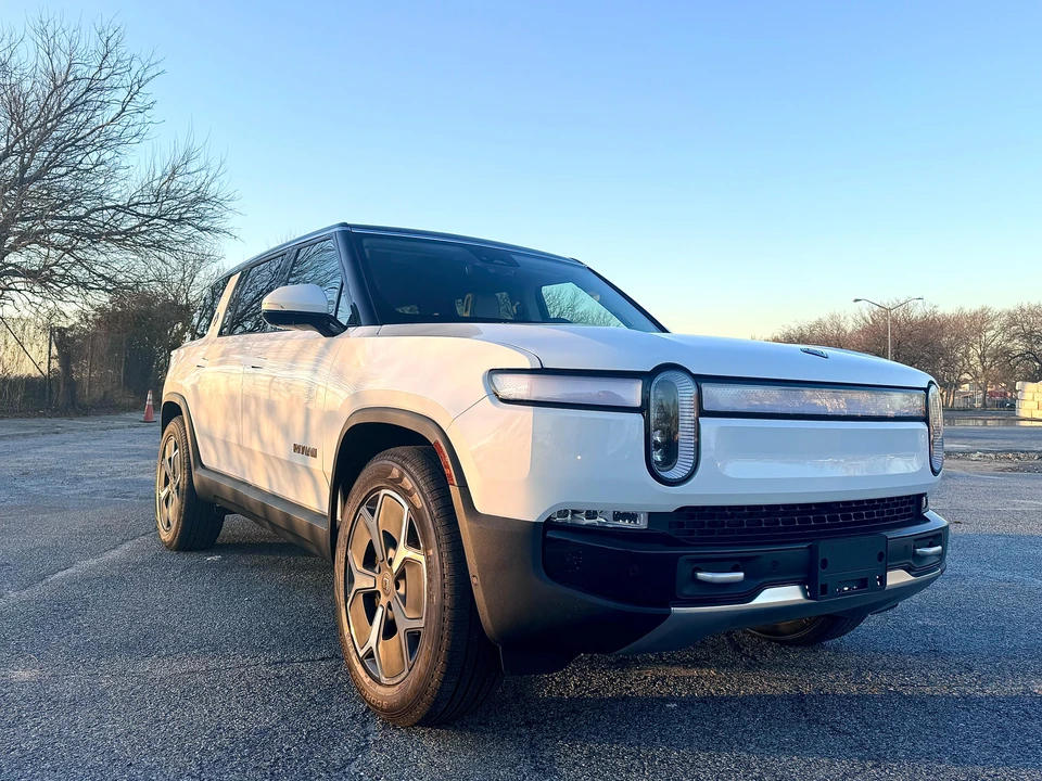 2023 Rivian R1S - Image 24 of 31