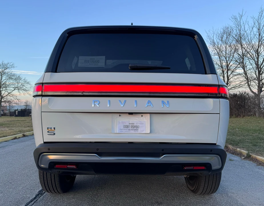 2023 Rivian R1S - Image 16 of 31
