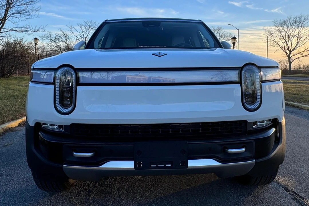 2023 Rivian R1S - Image 2 of 31