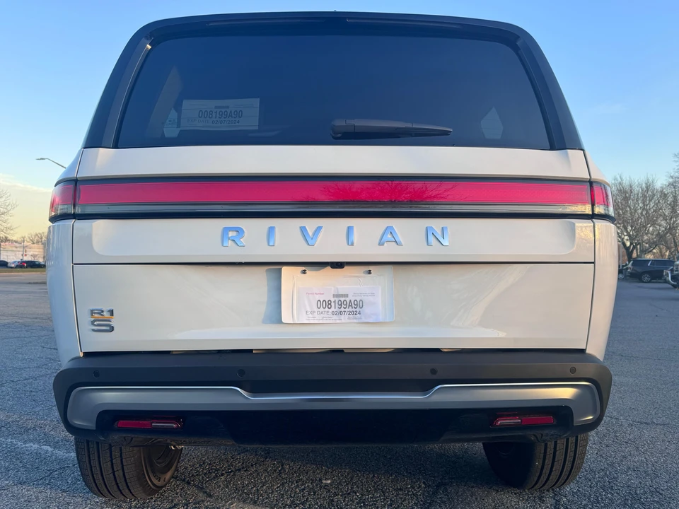 2023 Rivian R1S - Image 17 of 31