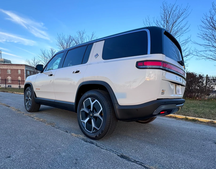 2023 Rivian R1S - Image 12 of 31