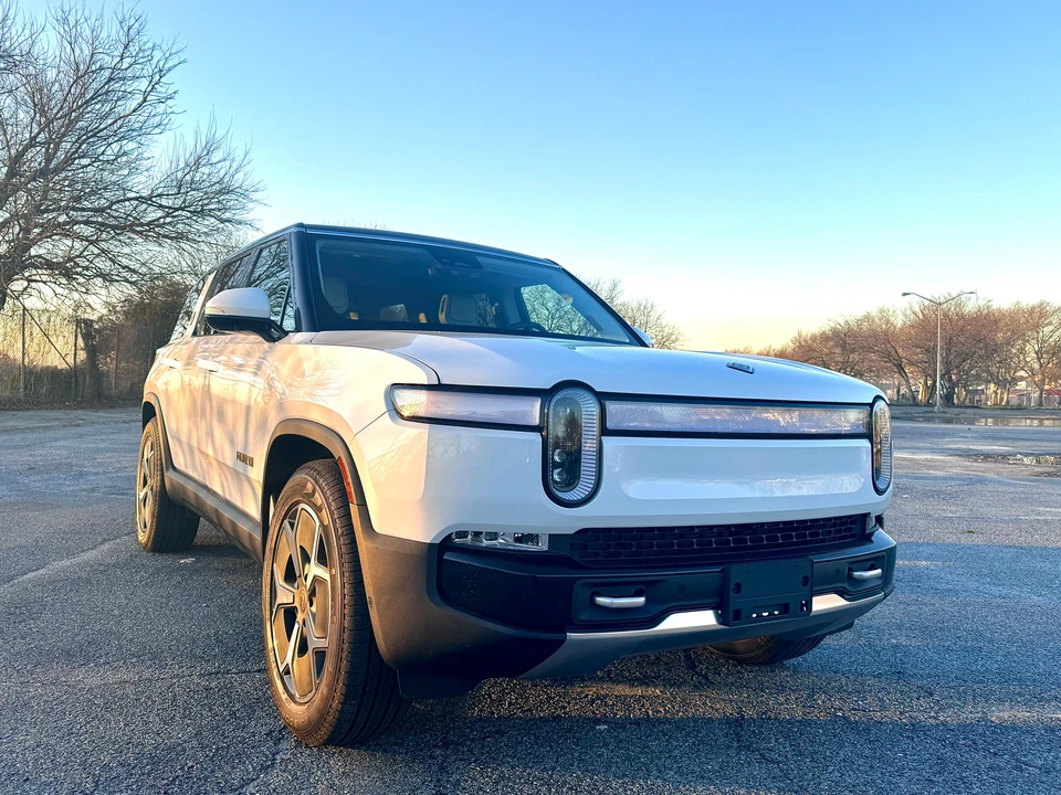 2023 Rivian R1S - Image 25 of 31
