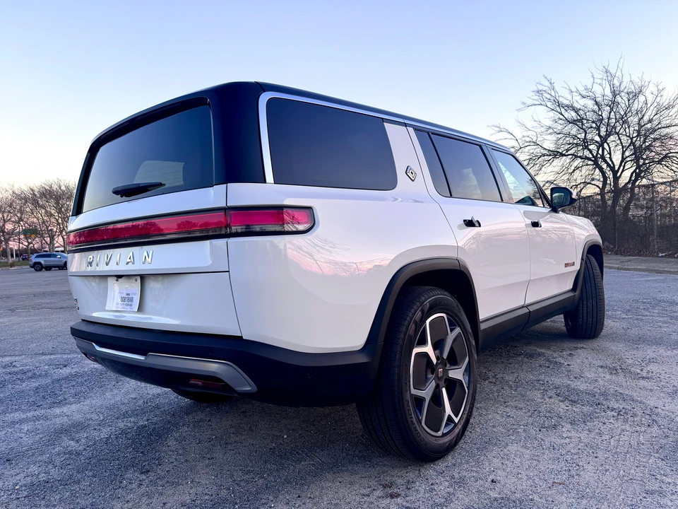 2023 Rivian R1S - Image 20 of 31