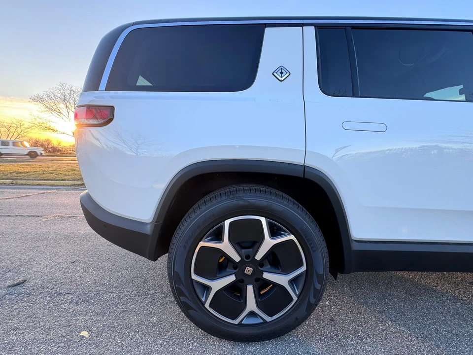 2023 Rivian R1S - Image 31 of 31