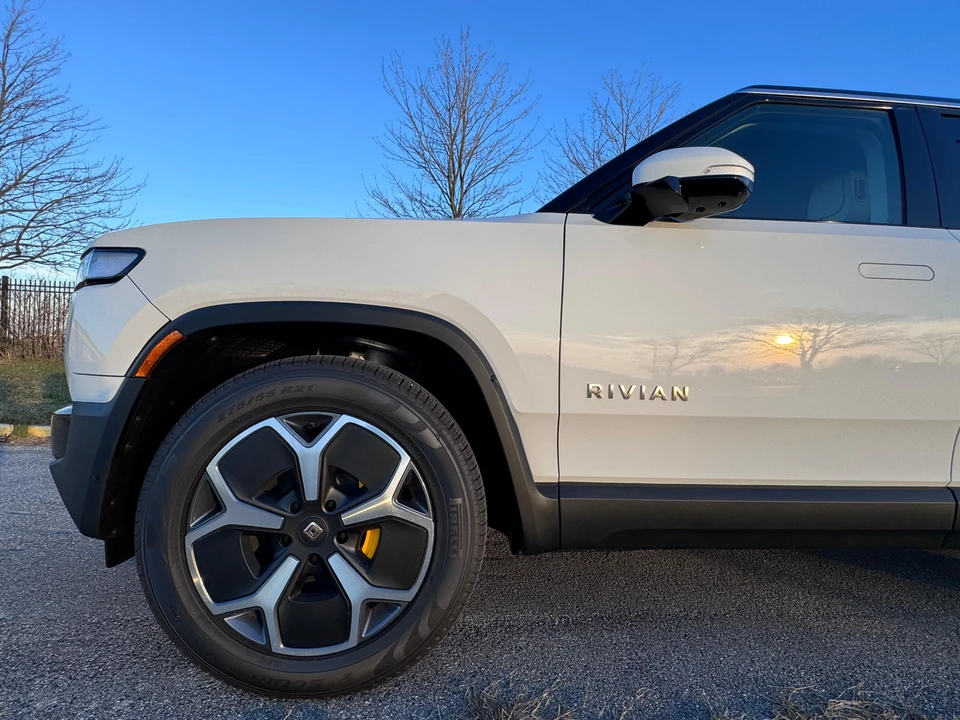 2023 Rivian R1S - Image 27 of 31