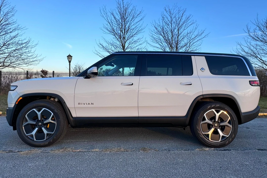 2023 Rivian R1S - Image 3 of 31