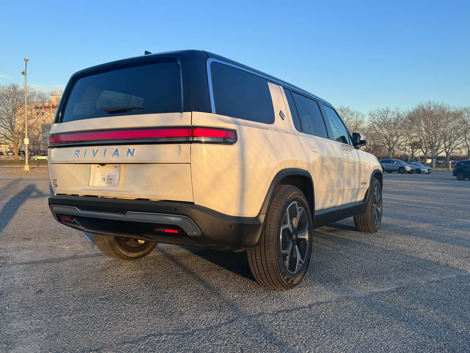 2023 Rivian R1S - Image 18 of 31