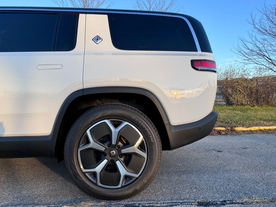 2023 Rivian R1S - Image 30 of 31