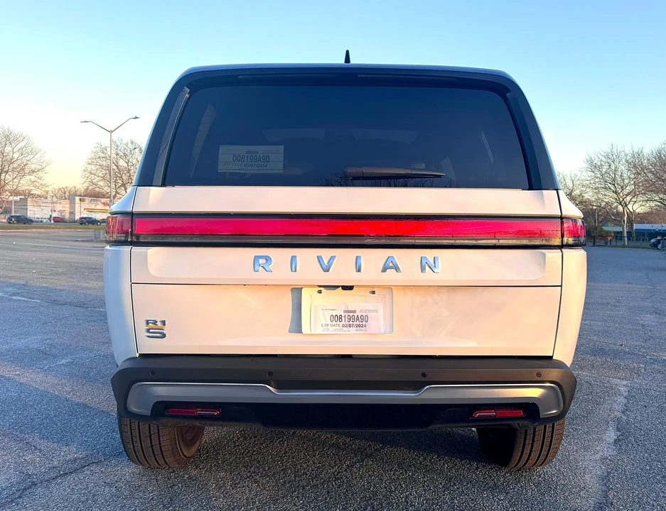 2023 Rivian R1S - Image 15 of 31