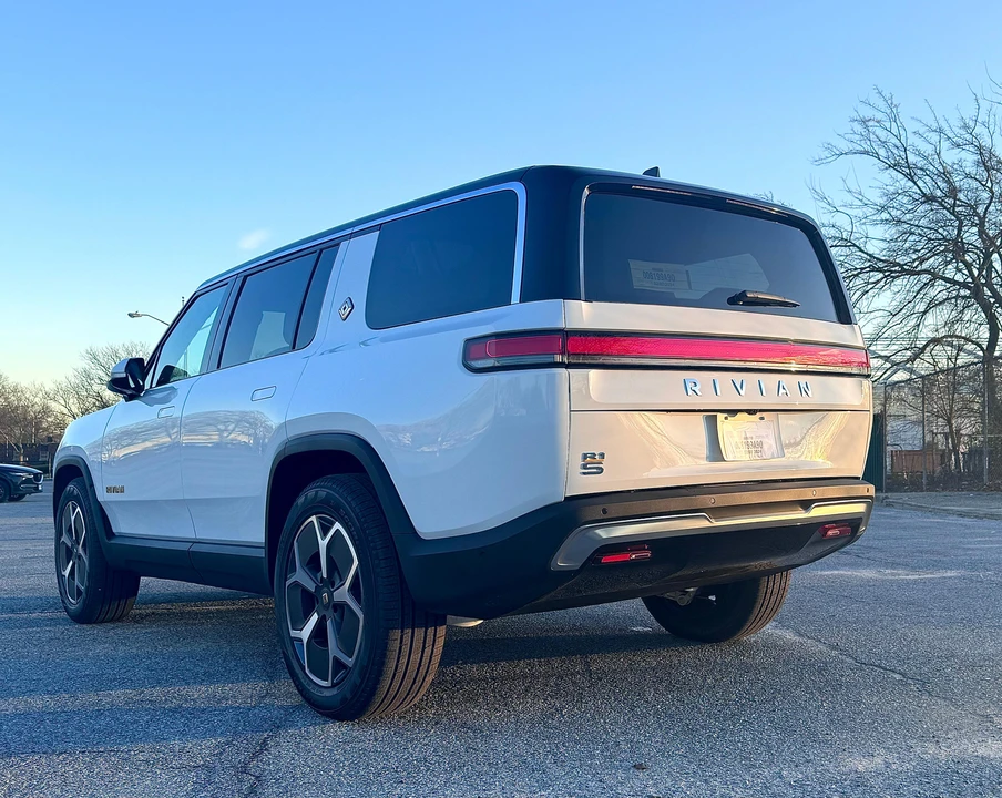 2023 Rivian R1S - Image 13 of 31