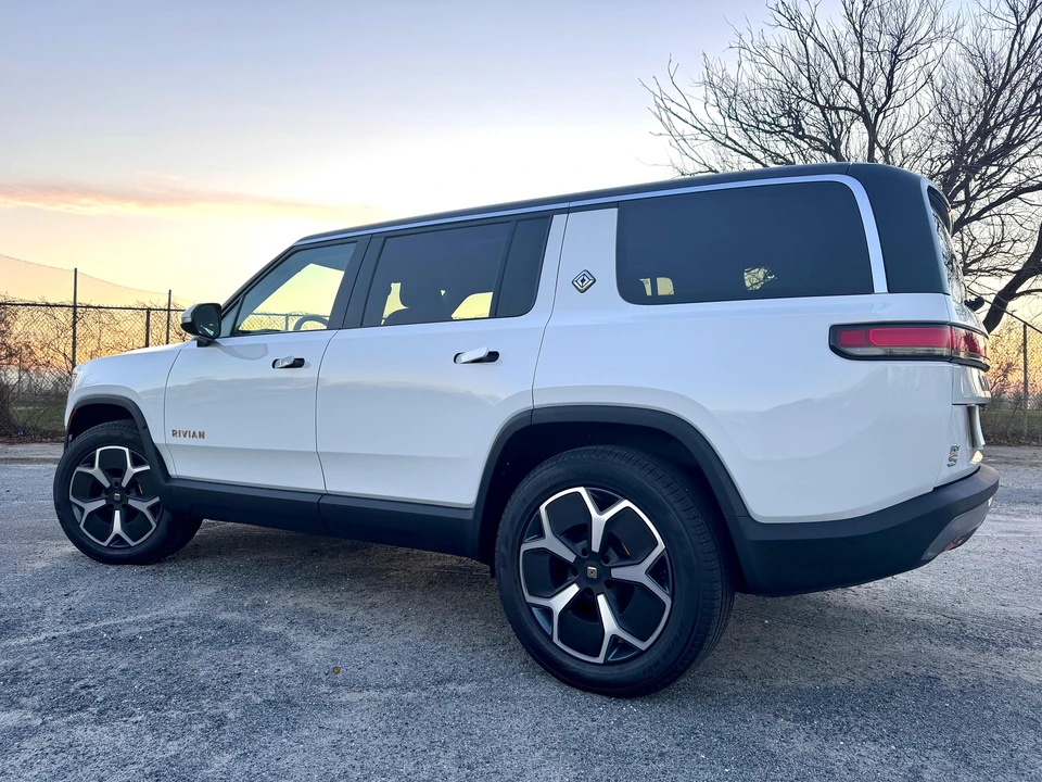 2023 Rivian R1S - Image 11 of 31