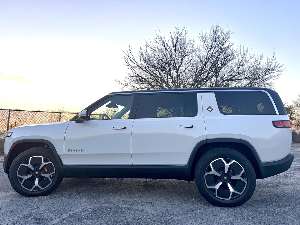 2023 Rivian R1S - Image 9 of 31