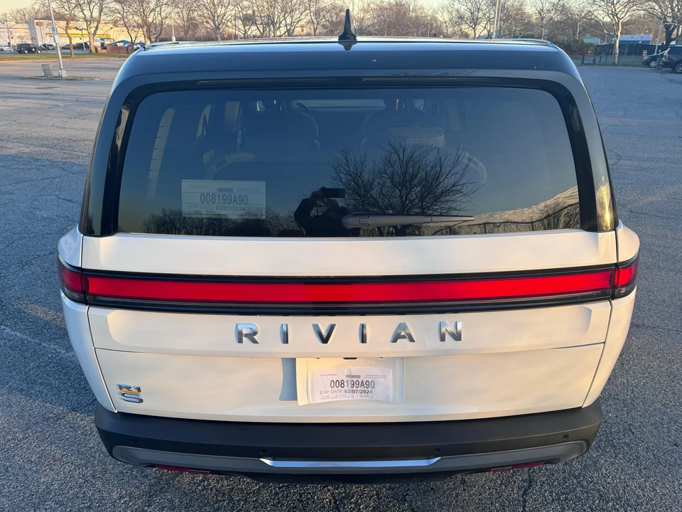2023 Rivian R1S - Image 14 of 31