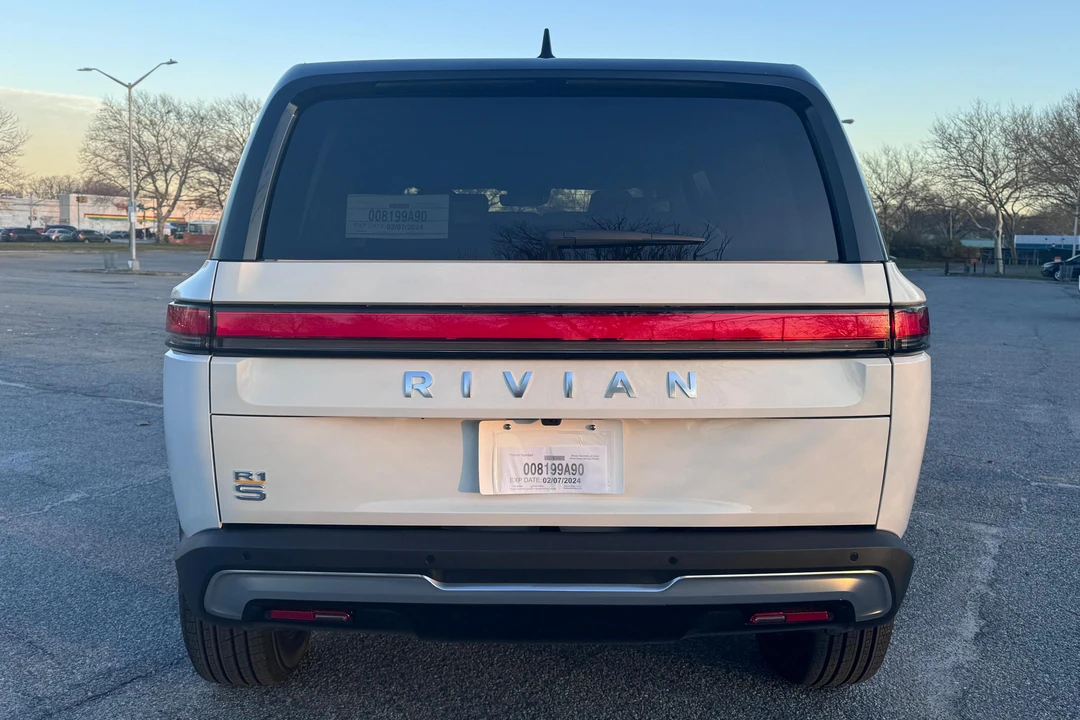 2023 Rivian R1S - Image 5 of 31