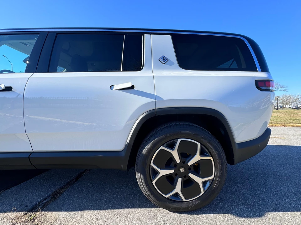 2023 Rivian R1S - Image 29 of 31