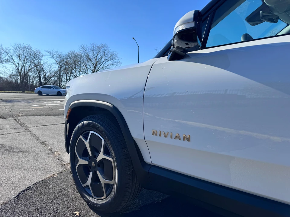 2023 Rivian R1S - Image 28 of 31