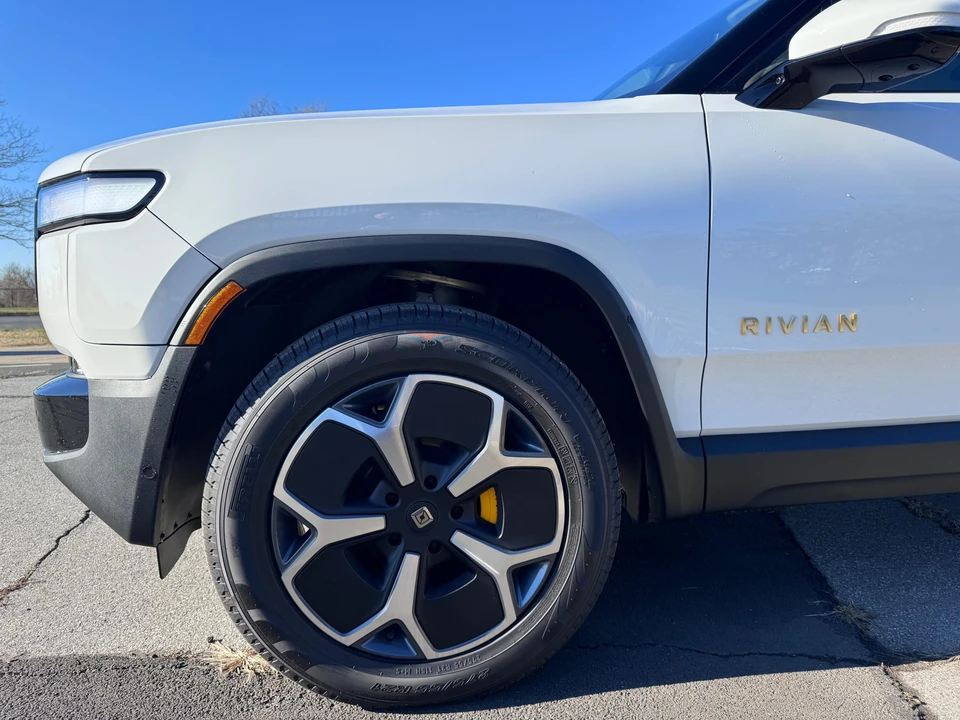 2023 Rivian R1S - Image 26 of 31
