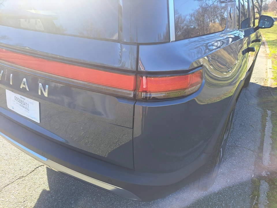 2023 Rivian R1S - Image 15 of 31