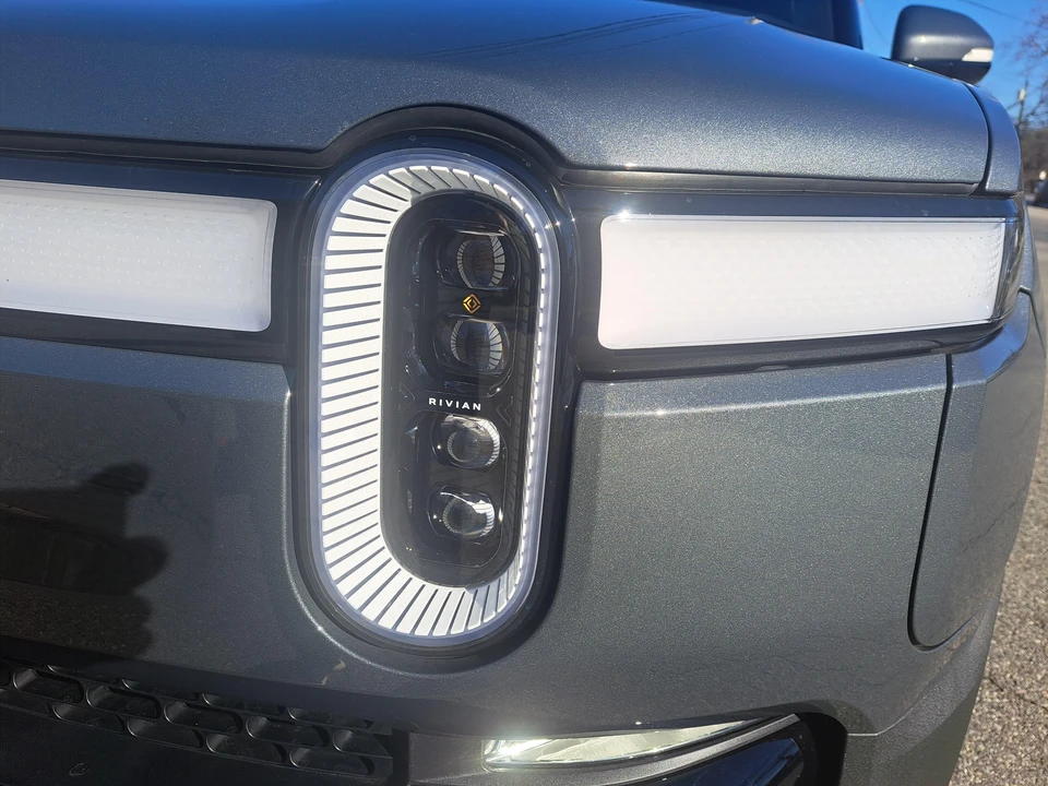 2023 Rivian R1S - Image 12 of 31