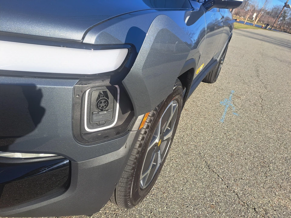 2023 Rivian R1S - Image 13 of 31