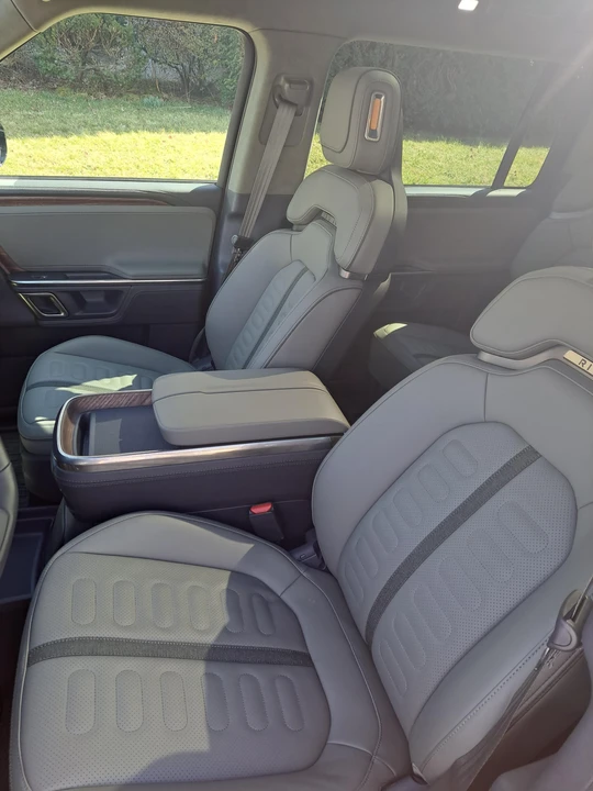 2023 Rivian R1S - Image 24 of 31
