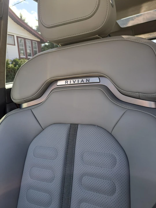 2023 Rivian R1S - Image 25 of 31