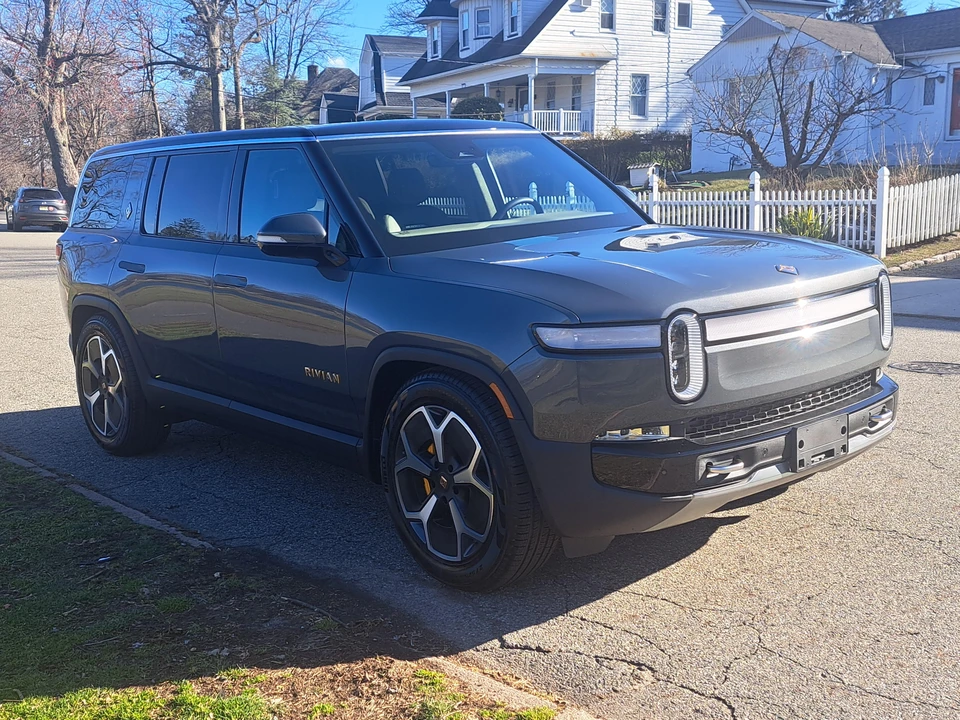 2023 Rivian R1S - Image 9 of 31