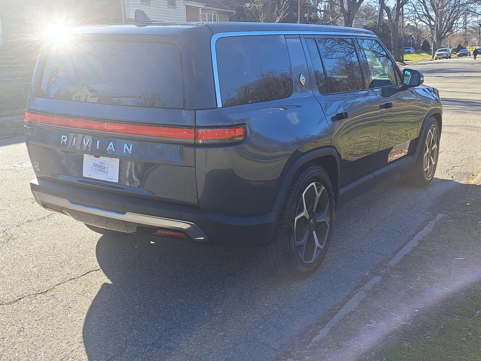 2023 Rivian R1S - Image 7 of 31
