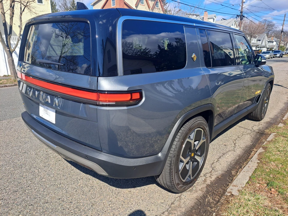 2023 Rivian R1S - Image 8 of 31