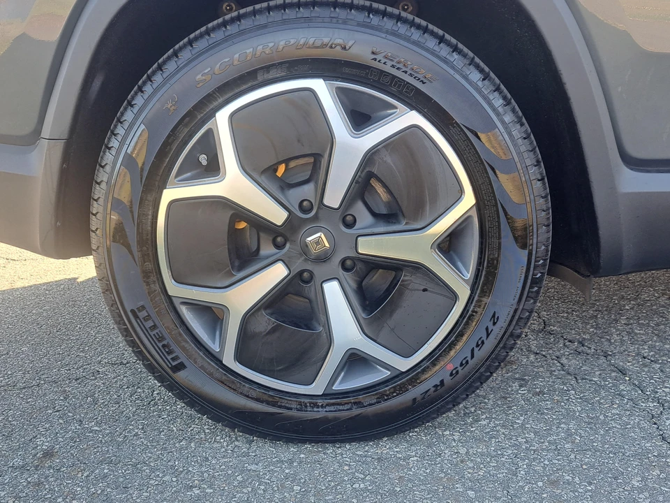 2023 Rivian R1S - Image 18 of 31