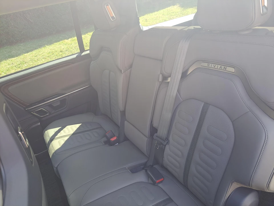 2023 Rivian R1S - Image 27 of 31