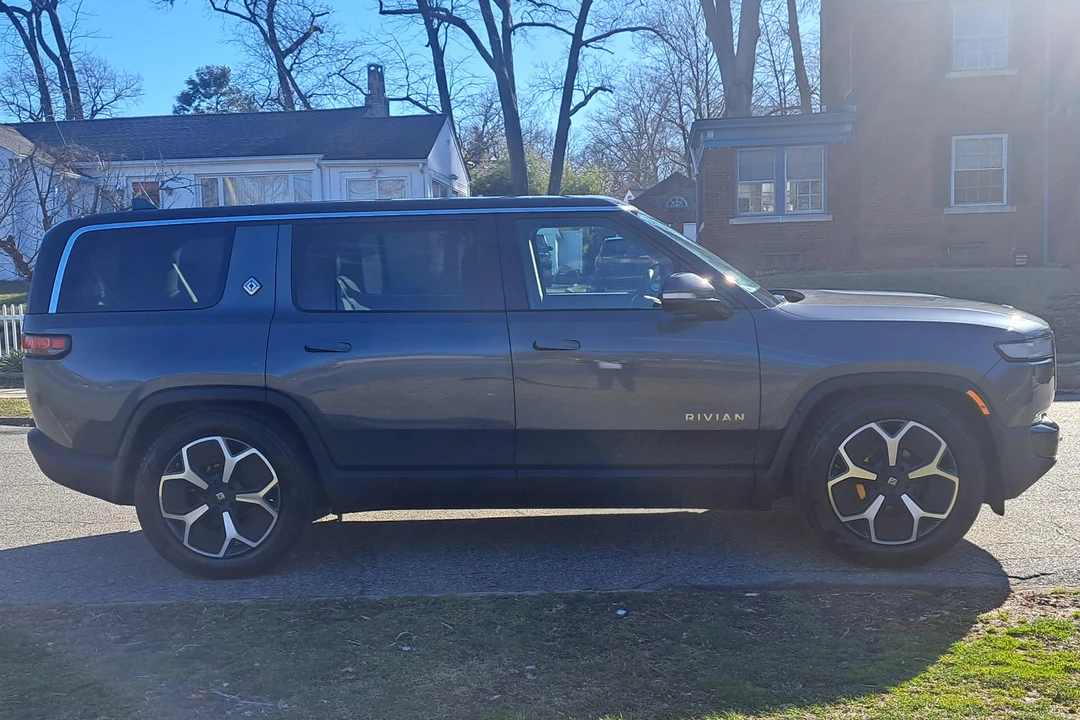 2023 Rivian R1S - Image 3 of 31