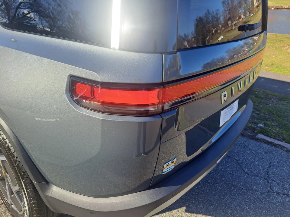 2023 Rivian R1S - Image 14 of 31