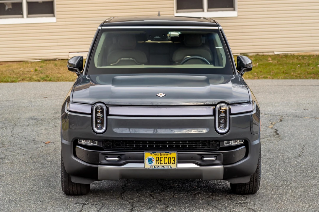 2023 Rivian R1S - Image 2 of 31