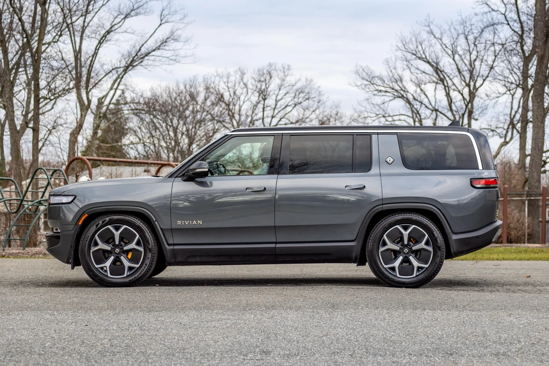 2023 Rivian R1S - Image 7 of 31
