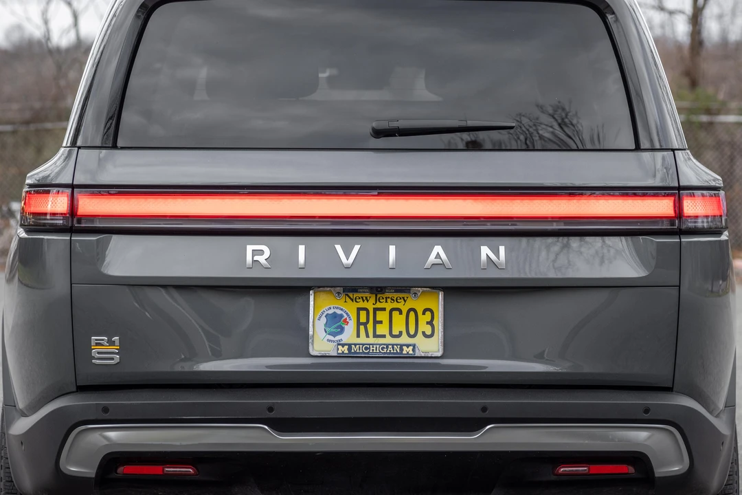 2023 Rivian R1S - Image 18 of 31