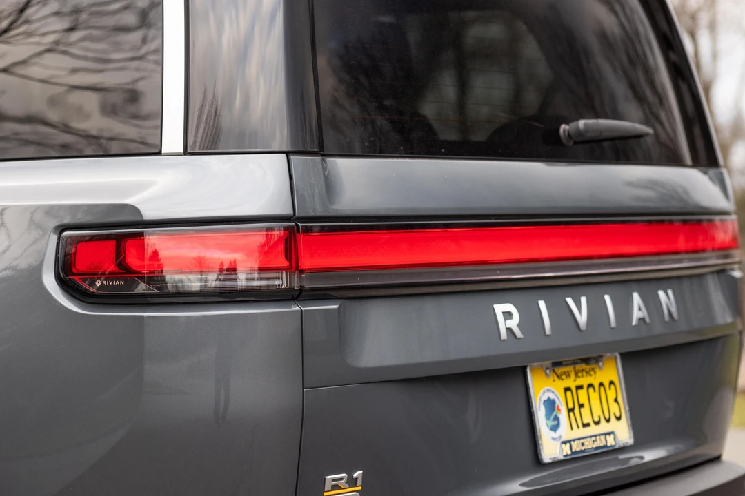 2023 Rivian R1S - Image 17 of 31