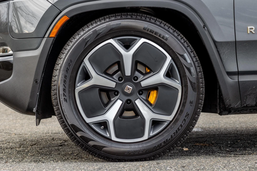2023 Rivian R1S - Image 29 of 31