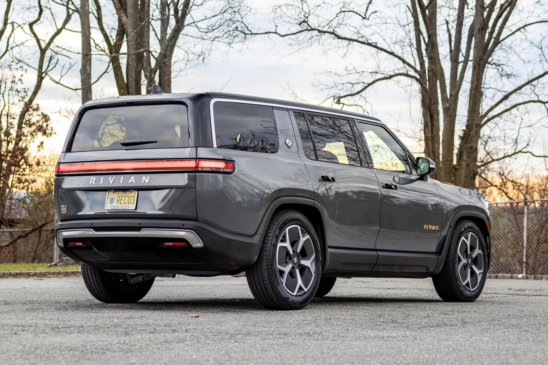 2023 Rivian R1S - Image 8 of 31