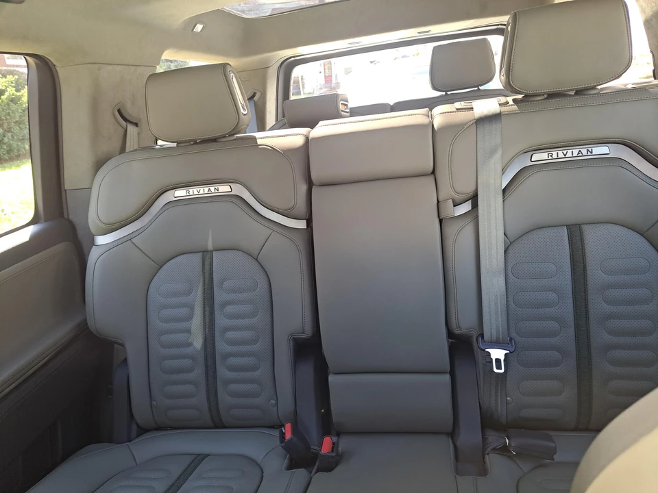 2023 Rivian R1S - Image 26 of 31