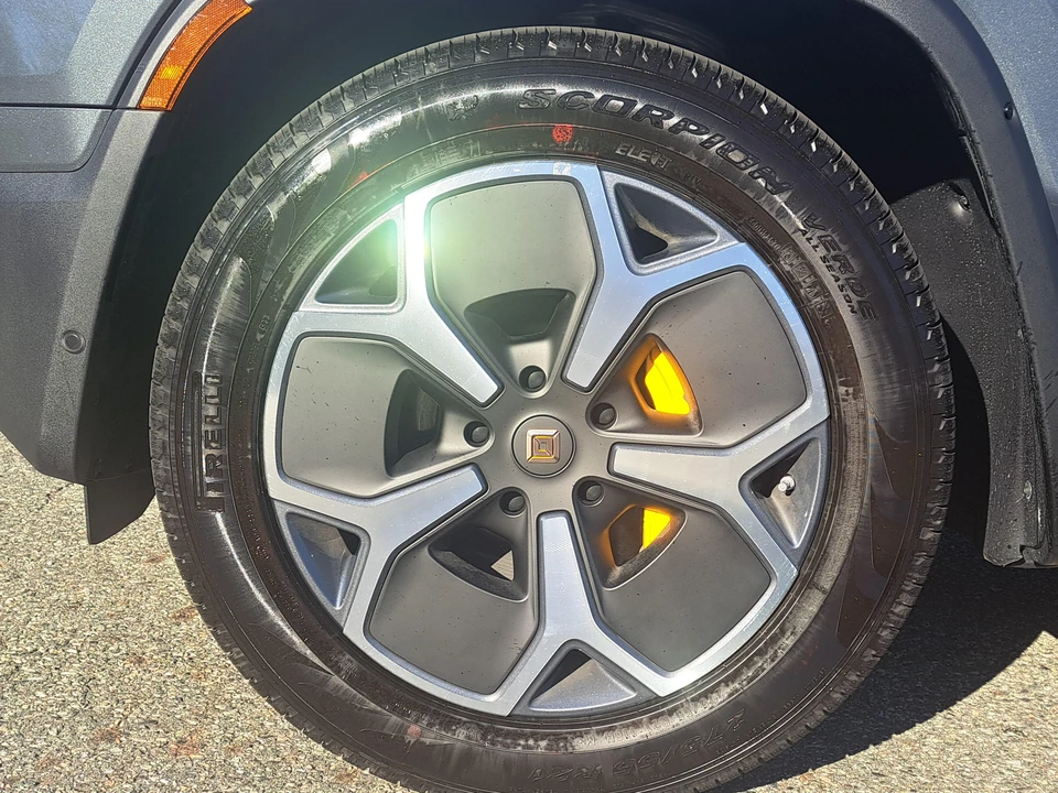 2023 Rivian R1S - Image 16 of 31